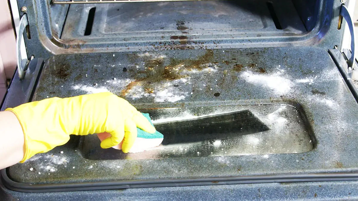 Bude jako zrcadlo: s jedinou ingrediencí z kuchyně vyčistíte dvířka trouby, aniž byste museli drhnout