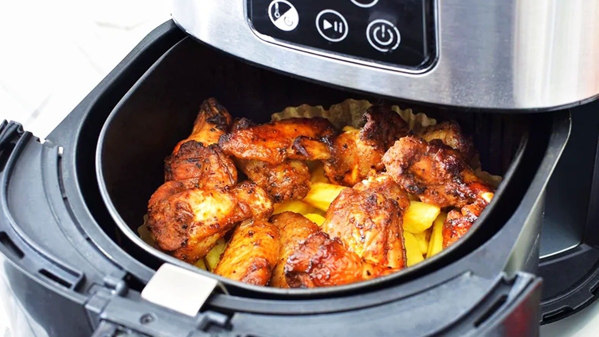 Používáte horkovzdušnou fritézu? Zkontrolujte, co do ní rozhodně nepatří