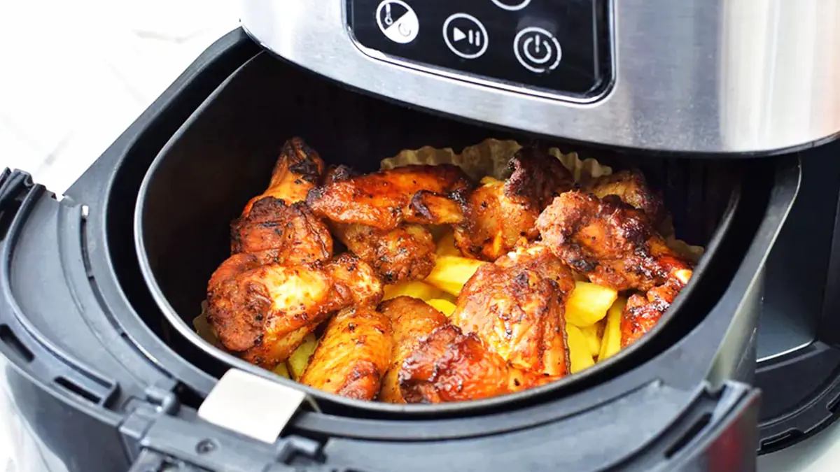 Používáte horkovzdušnou fritézu? Zkontrolujte, co do ní rozhodně nepatří