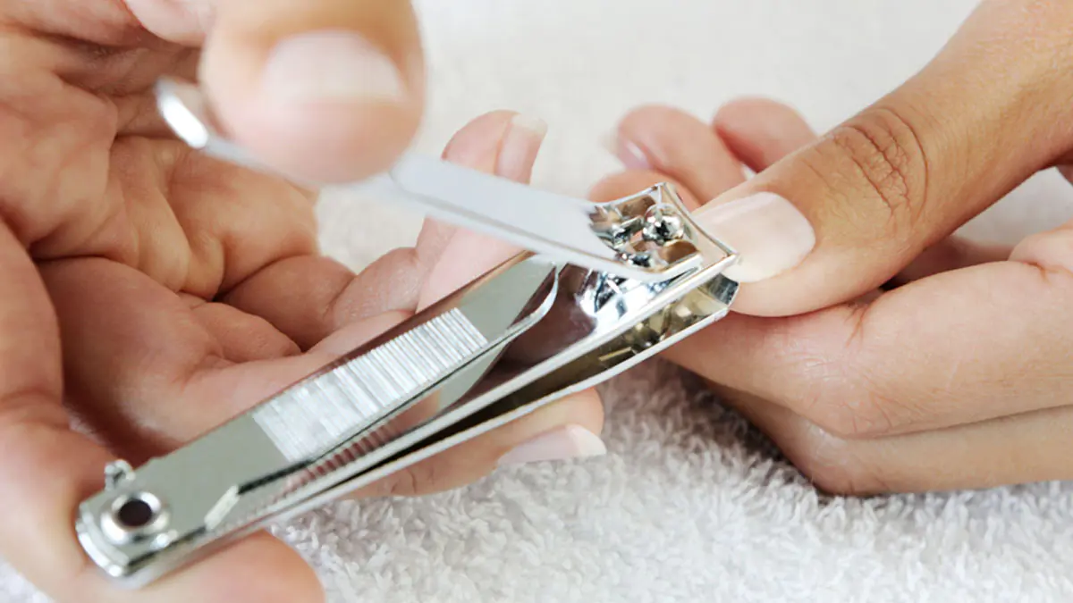 K čemu slouží otvor v kleštičkách na nehty