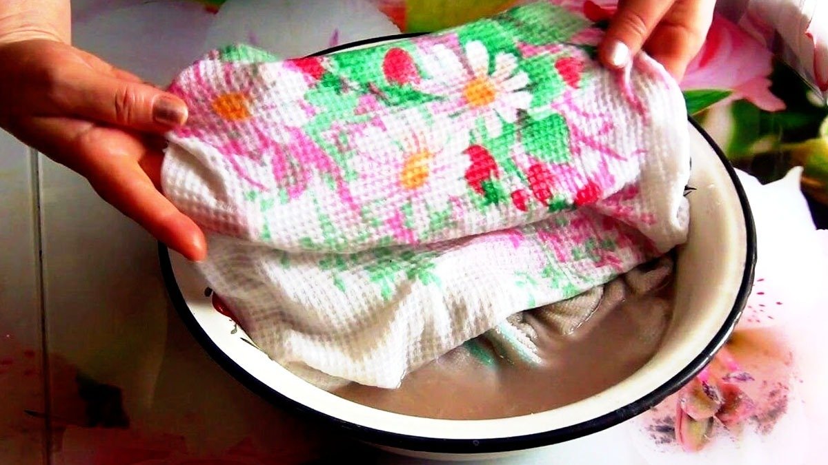 2 polévkové lžíce na 10 litrů: jak Japonky snadno bělí kuchyňské utěrky