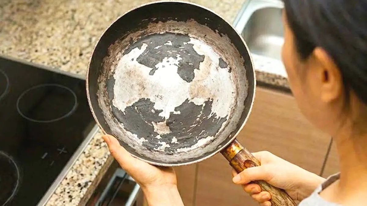 Nevyhazujte pánev s poškozeným povrchem — když to uděláte takto a obětujete 10 minut, vydrží ještě dva roky