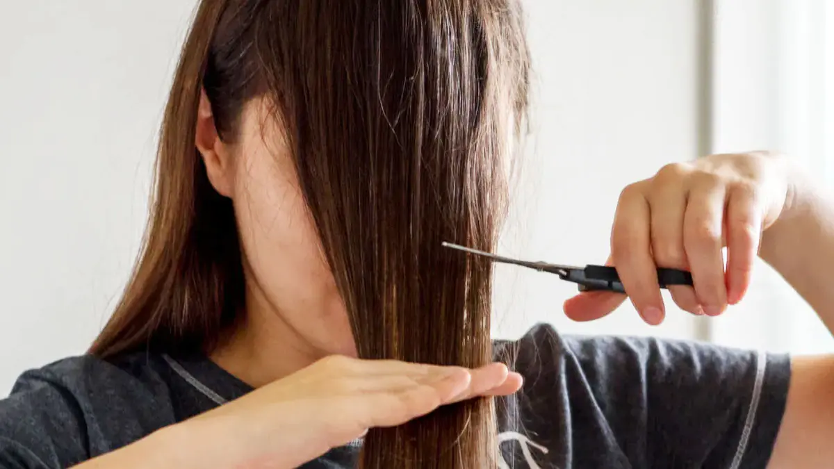 Ušetřete peníze a zastřihněte si konečky vlasů sami – kadeřník radí správnou techniku