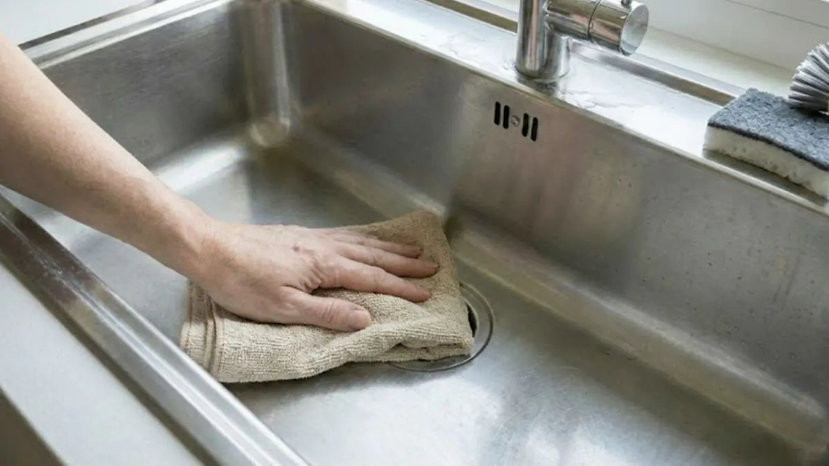 „Jedlá soda není potřeba“… pokud posypete dřez tímto práškem a přeleštíte jej, skvrny zmizí a lesk se vrátí 2 „Jedlá soda není potřeba“… pokud posypete dřez tímto práškem a přeleštíte jej, skvrny zmizí a lesk se vrátí