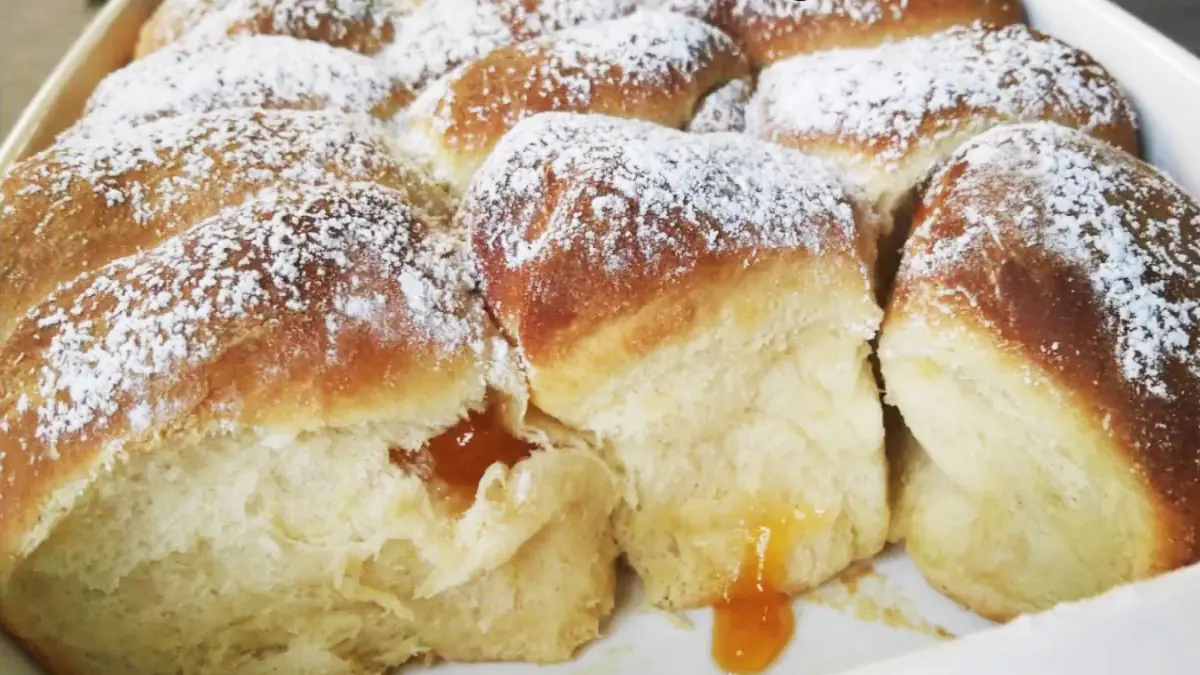 Nadýchané buchty s meruňkovým džemem uvnitř, ideální k snídani 9 Nadýchané buchty s meruňkovým džemem uvnitř, ideální k snídani