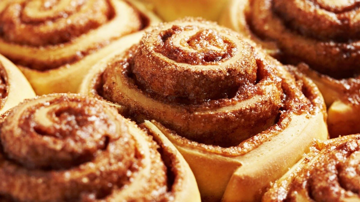 Sladké skořicové housky jako ze školní jídelny — nadýchané, voňavé a velmi chutné