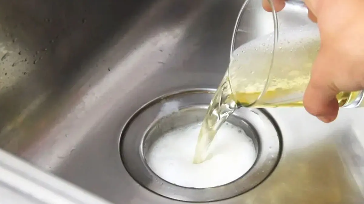 Zapomeňte na ocet a jedlou sodu: tento trik s polovinou sklenice vyčistí každý odtok bez námahy