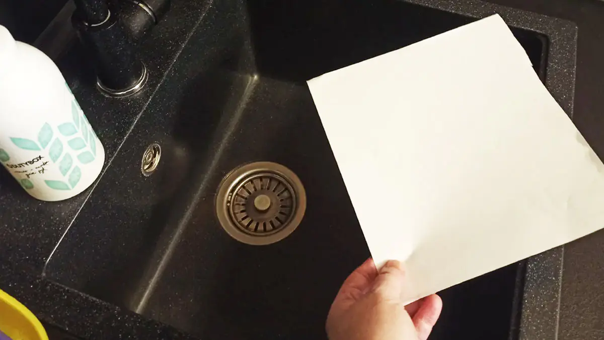 Když odcházím z domu, nechávám ve dřezu sklenici a list papíru, jednoduchý, ale chytrý zvyk