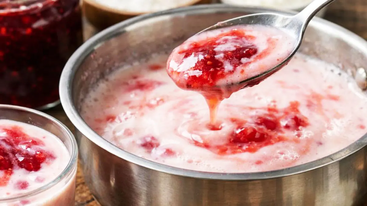 Přidala jsem lžíci marmelády do vroucího mléka — náhodný dezert za pár korun je ďábelsky dobrý