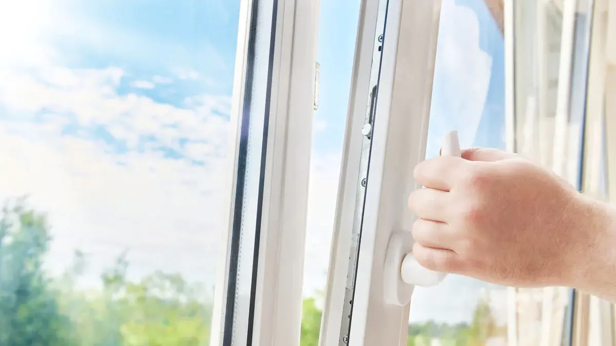 Prší a potřebujete usušit prádlo? Tady je japonský trik, jak to zvládnout rychle a bez zápachu