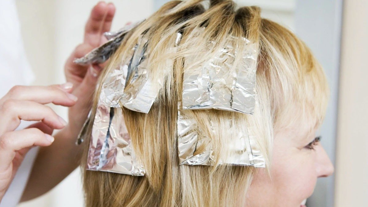 Nezáleží na tom, kolikrát si barvím vlasy, šedivé vlasy stále rostou. Našla jsem řešení! Je to jednoduchý účes 3 Nezáleží na tom, kolikrát si barvím vlasy, šedivé vlasy stále rostou. Našla jsem řešení! Je to jednoduchý účes