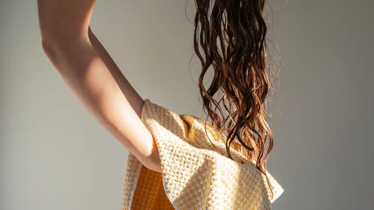 Měli byste si mýt vlasy jednou nebo dvakrát? Odpověď na otázku správné frekvence mytí vlasů: 90 % lidí to dělá špatně 4 Měli byste si mýt vlasy jednou nebo dvakrát? Odpověď na otázku správné frekvence mytí vlasů: 90 % lidí to dělá špatně