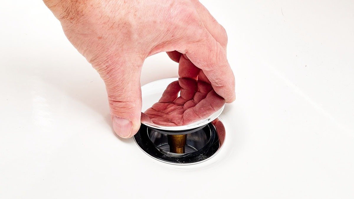 Jak správně zacházet s odtokovou zátkou ve vaně — nechat ji otevřenou, nebo zavřenou