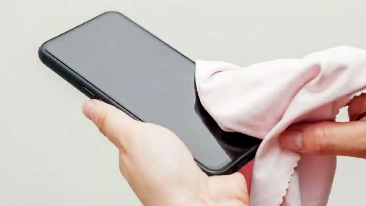 Čištění smartphonů: proč mohou ubrousky na brýle poškodit displej