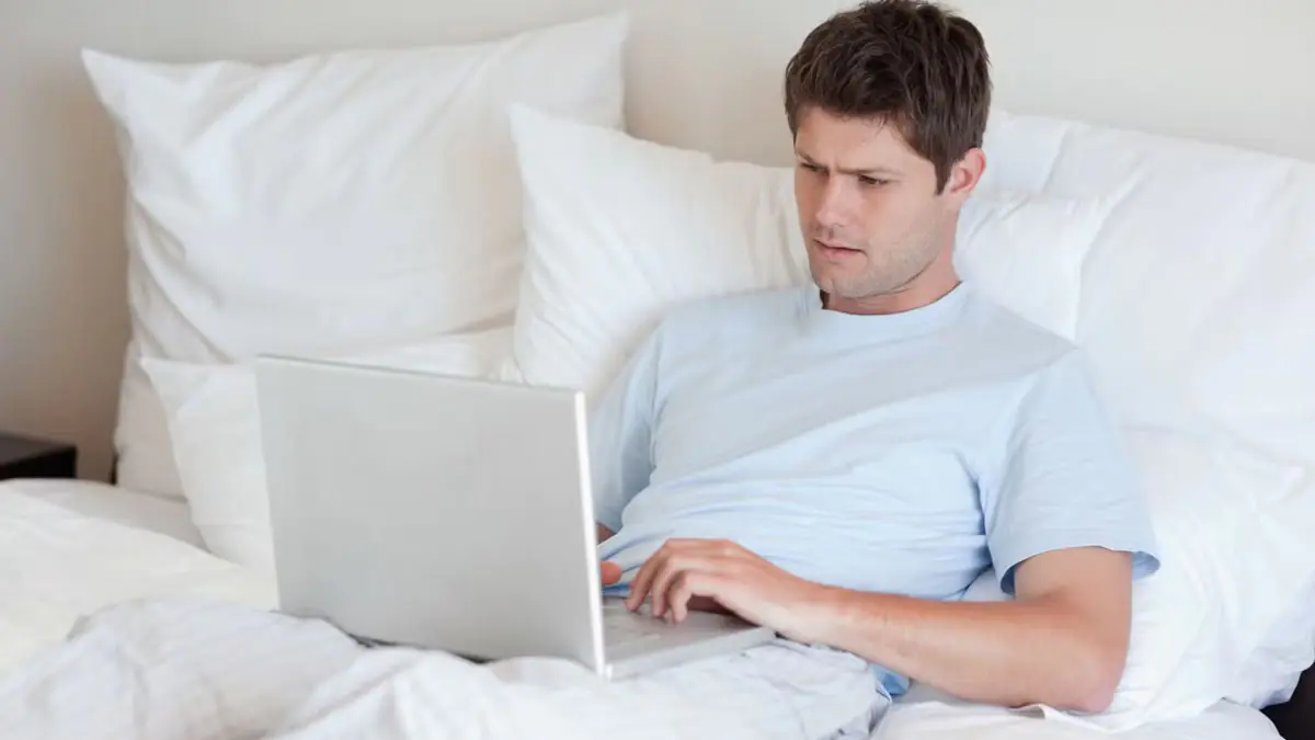 Proč jsou na hotelových postelích obvykle čtyři polštáře