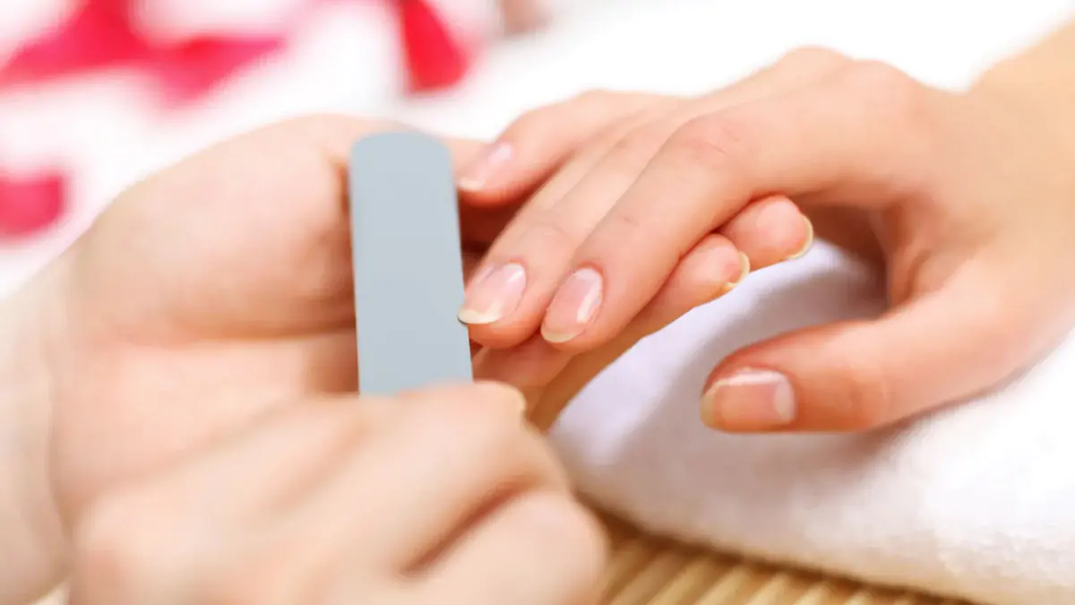 Ruská manikúra: co to je, cena a rozdíl oproti běžné manikúře 3 Ruská manikúra: co to je, cena a rozdíl oproti běžné manikúře