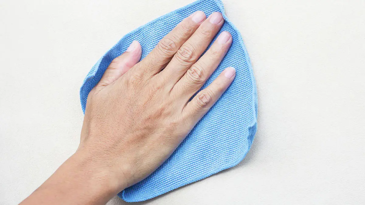 Čištění stěn: Jak snadno odstranit stopy a škrábance pomocí jediného nástroje