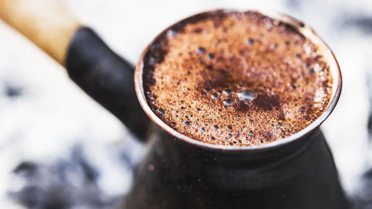 Jak správně uvařit chutnou kávu v džezvě na sporáku: jemnosti přípravy