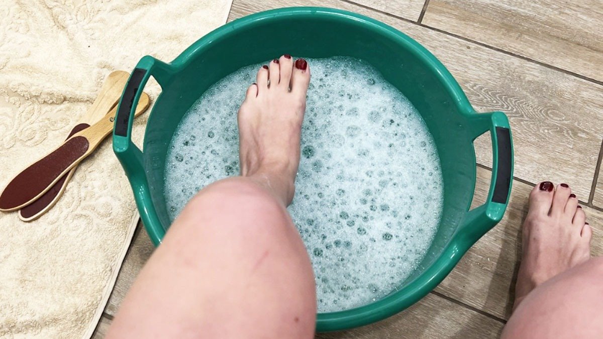 Mytí nohou octem a solí: proč se doporučuje a kdy je vhodné ho provádět