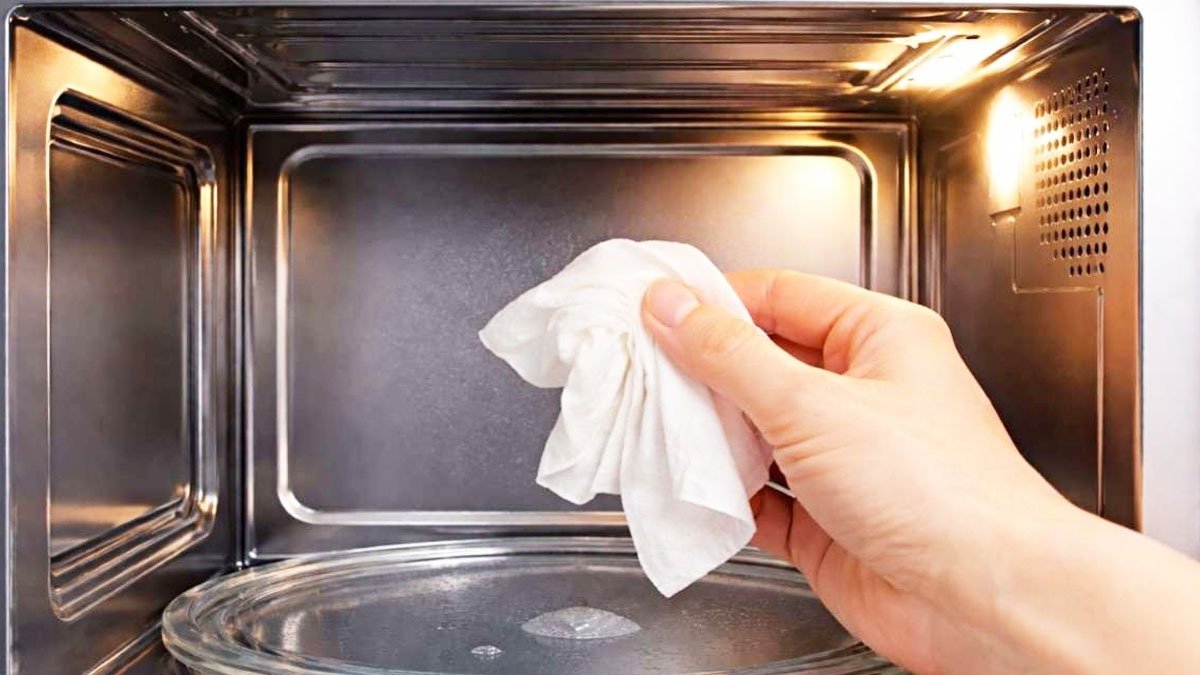 Prosím, neutírejte mikrovlnnou troubu vlhčenými ubrousky… Proč jsem tohle nevěděl dřív