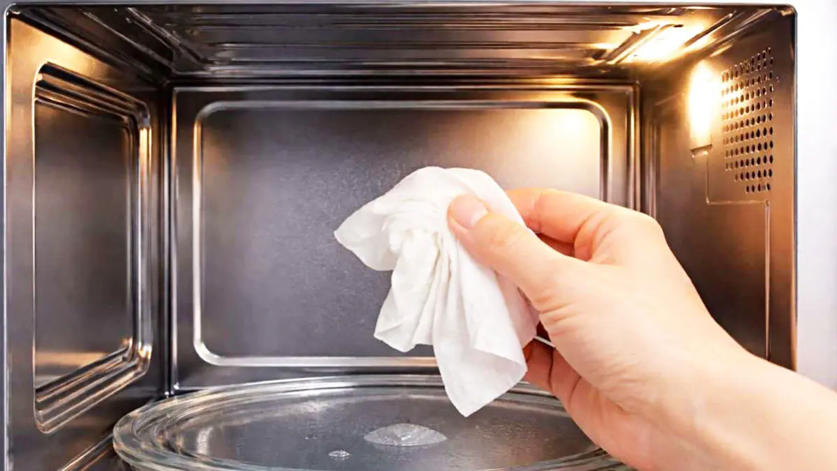 Prosím, neutírejte mikrovlnnou troubu vlhčenými ubrousky… Proč jsem tohle nevěděl dřív