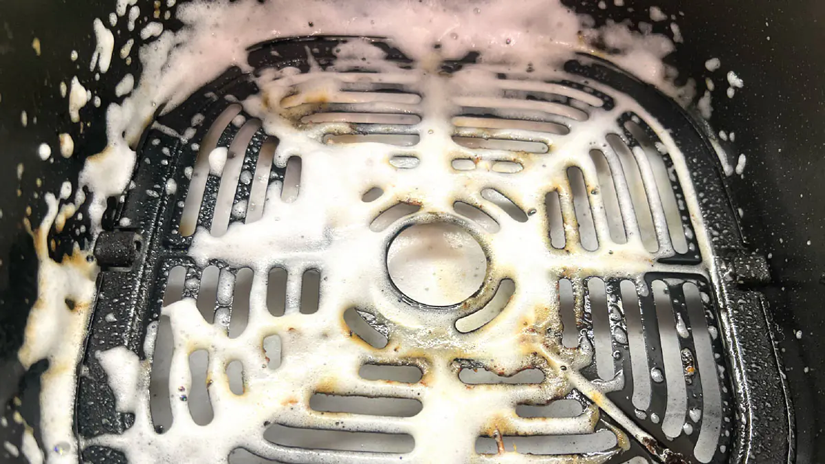 Vyčistil jsem horkovzdušnou fritézu dvěma tekutými spreji na nádobí – vítěz je jasný