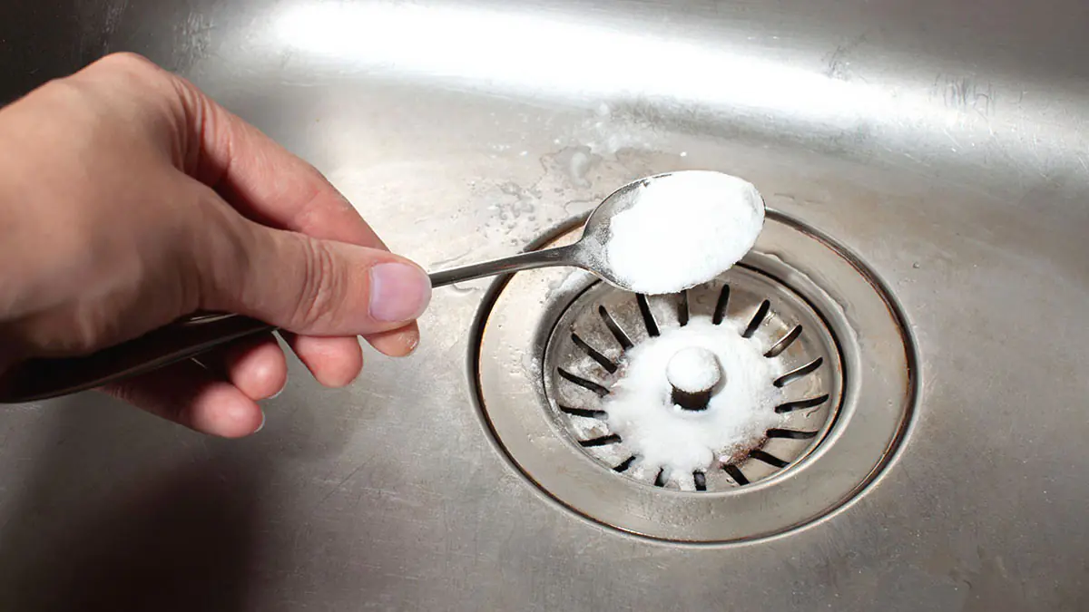 Zapomeňte na ocet a jedlou sodu: tento trik s polovinou sklenice vyčistí každý odtok bez námahy
