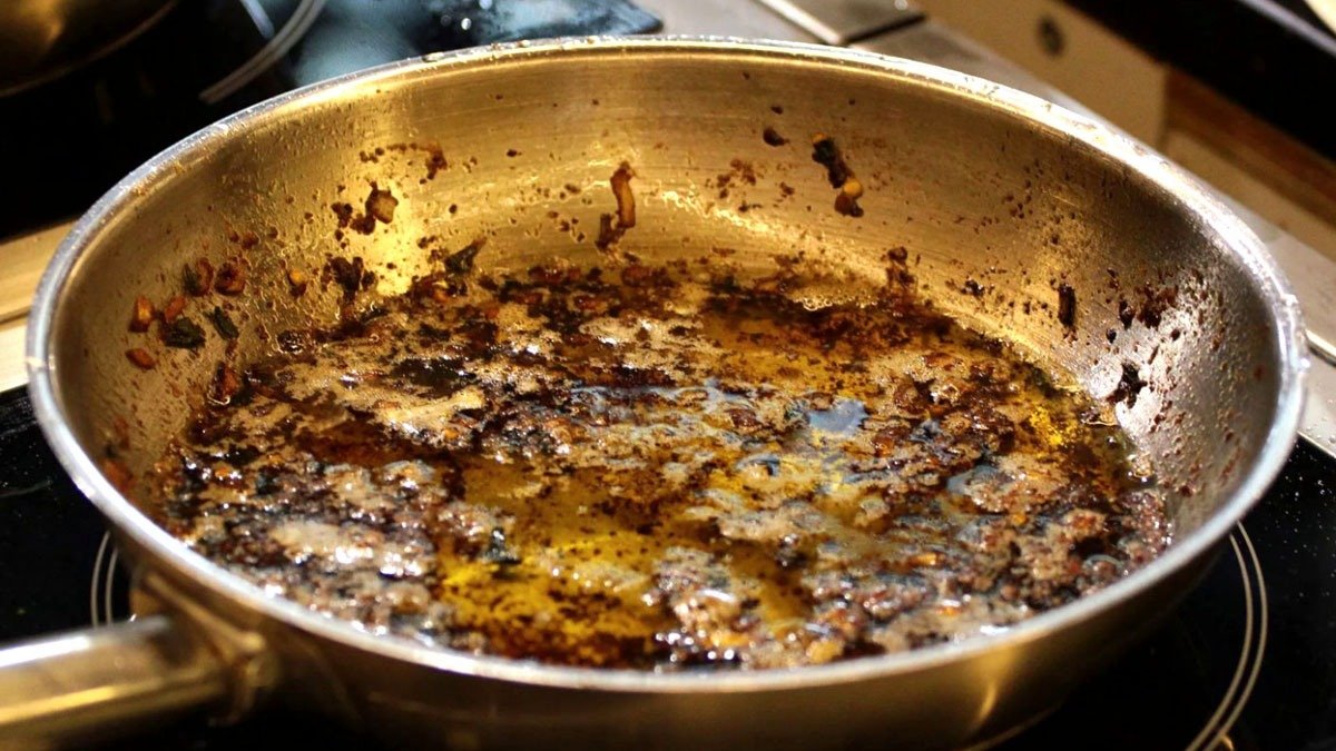 Jak domácím způsobem obnovit nepřilnavý povrch staré pánve