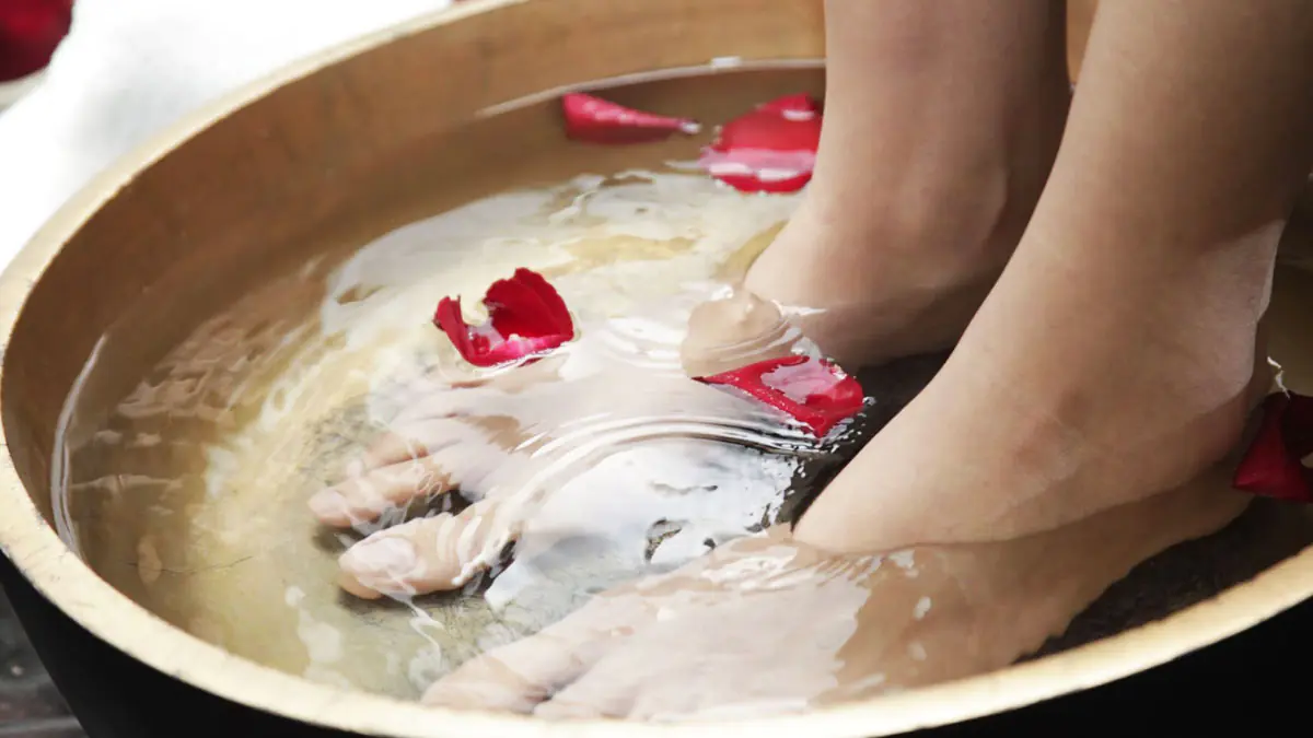 Mistři pedikúry dobře znají tento trik: nalijte ocet do lázně na nohy a sledujte výsledky