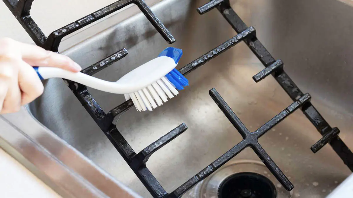 Nasypte 1 sklenici do vroucí vody a ponořte špinavý rošt sporáku 2 Nasypte 1 sklenici do vroucí vody a ponořte špinavý rošt sporáku