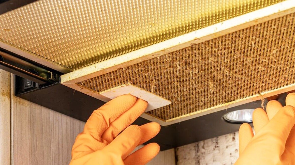 Digestoř už nemusíte drhnout kartáčem: stačí nastříkat „tuto věc“ a mastnota sama odteče