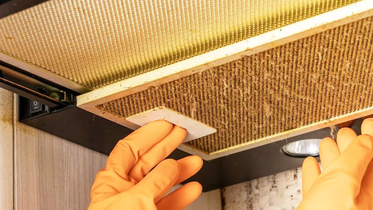 Digestoř už nemusíte drhnout kartáčem: stačí nastříkat „tuto věc“ a mastnota sama odteče