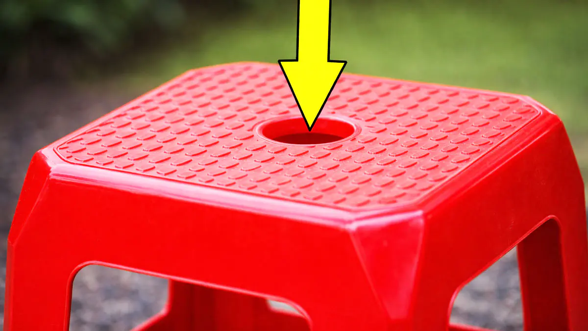 K čemu je kulatý otvor uprostřed plastové židle