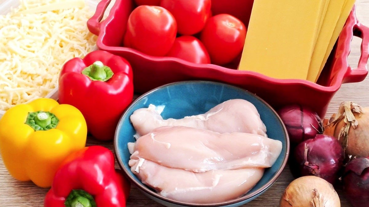 Nejjednodušší a nejchutnější lasagne se nepřipravují v troubě, ale z 500 g kuřecího masa na pánvi