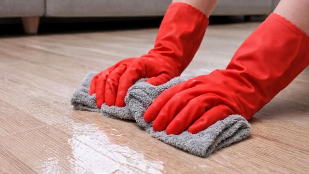 Překvapil mě rozdíl v účinnosti studené a teplé vody při vytírání podlahy