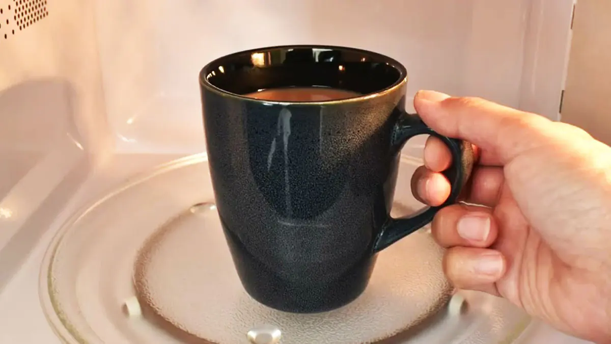 Málokdo ví, ale ohřívání vody nebo mléka v mikrovlnné troubě může být nevhodné 2 Málokdo ví, ale ohřívání vody nebo mléka v mikrovlnné troubě může být nevhodné