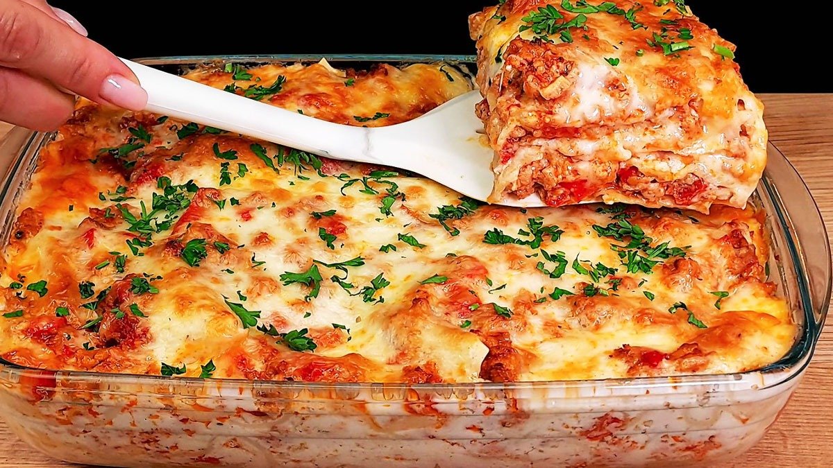 Nejjednodušší a nejchutnější lasagne se nepřipravují v troubě, ale z 500 g kuřecího masa na pánvi
