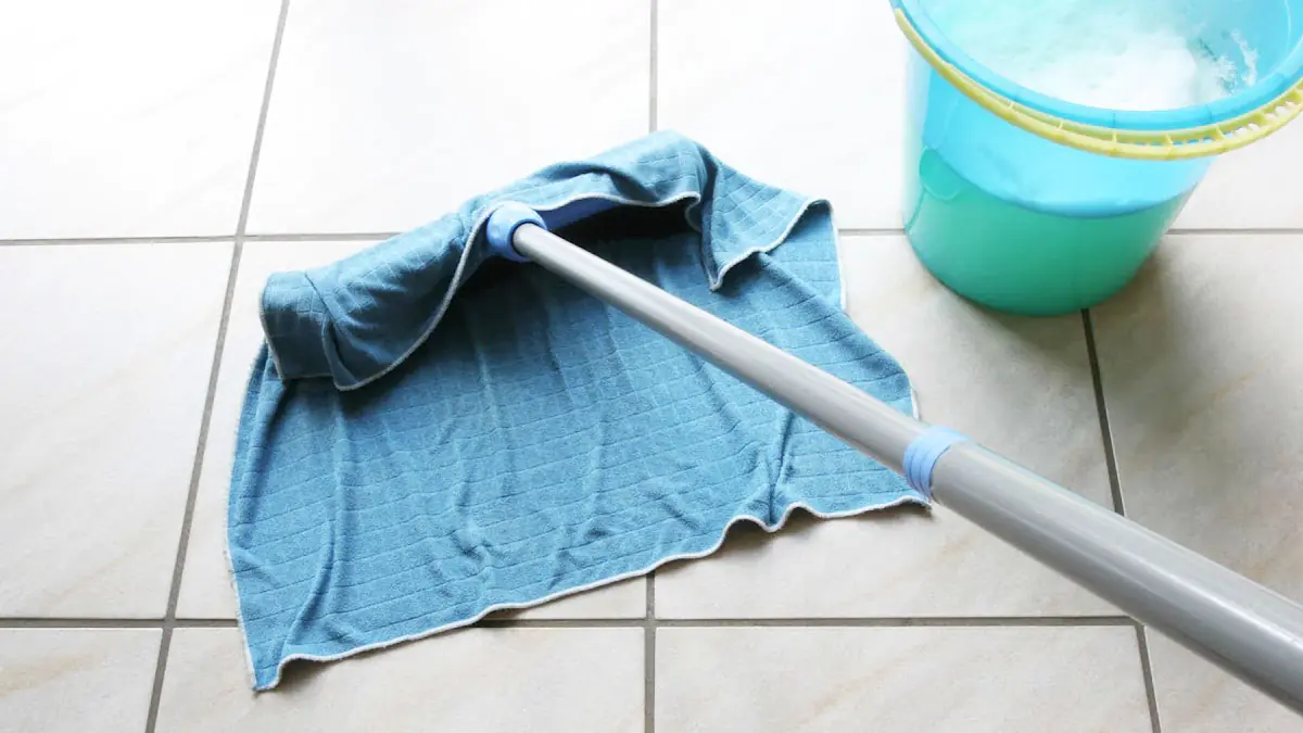 Podlahu v předsíni už nemyji hadrem — úklidový trik, kterému lidé říkají „chytré“ a „to je nápad“