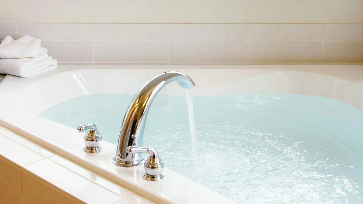 Nesmí se zavřít odtok před automatickým napouštěním vany? Správný postup, jak se vyhnout zbytkové vodě v potrubí