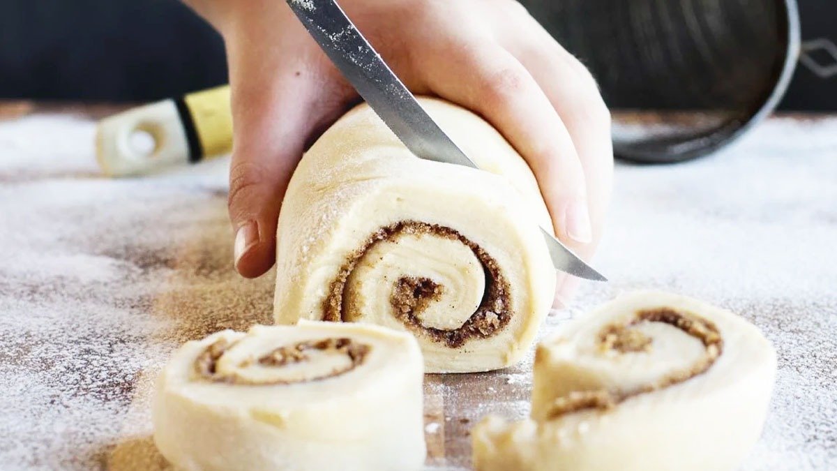 Sladké skořicové housky jako ze školní jídelny — nadýchané, voňavé a velmi chutné