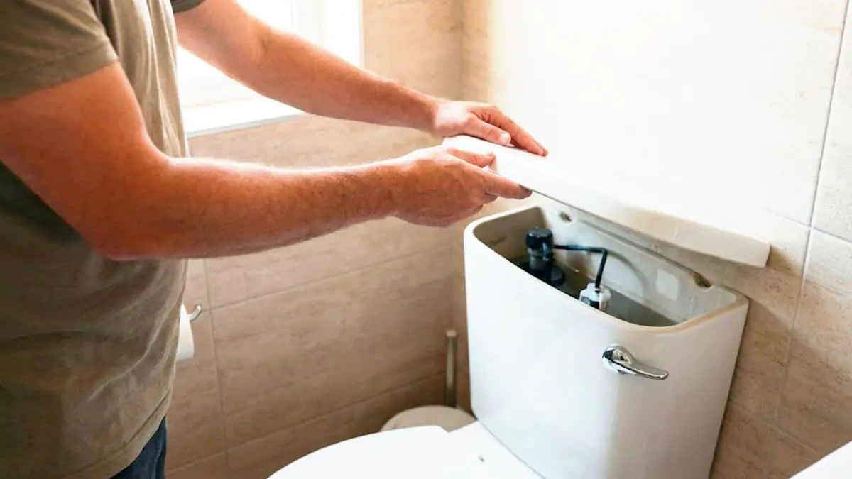 I po úklidu se v koupelně objevuje zápach: přidání „tohoto prášku“ do nádržky toalety vše vyřeší