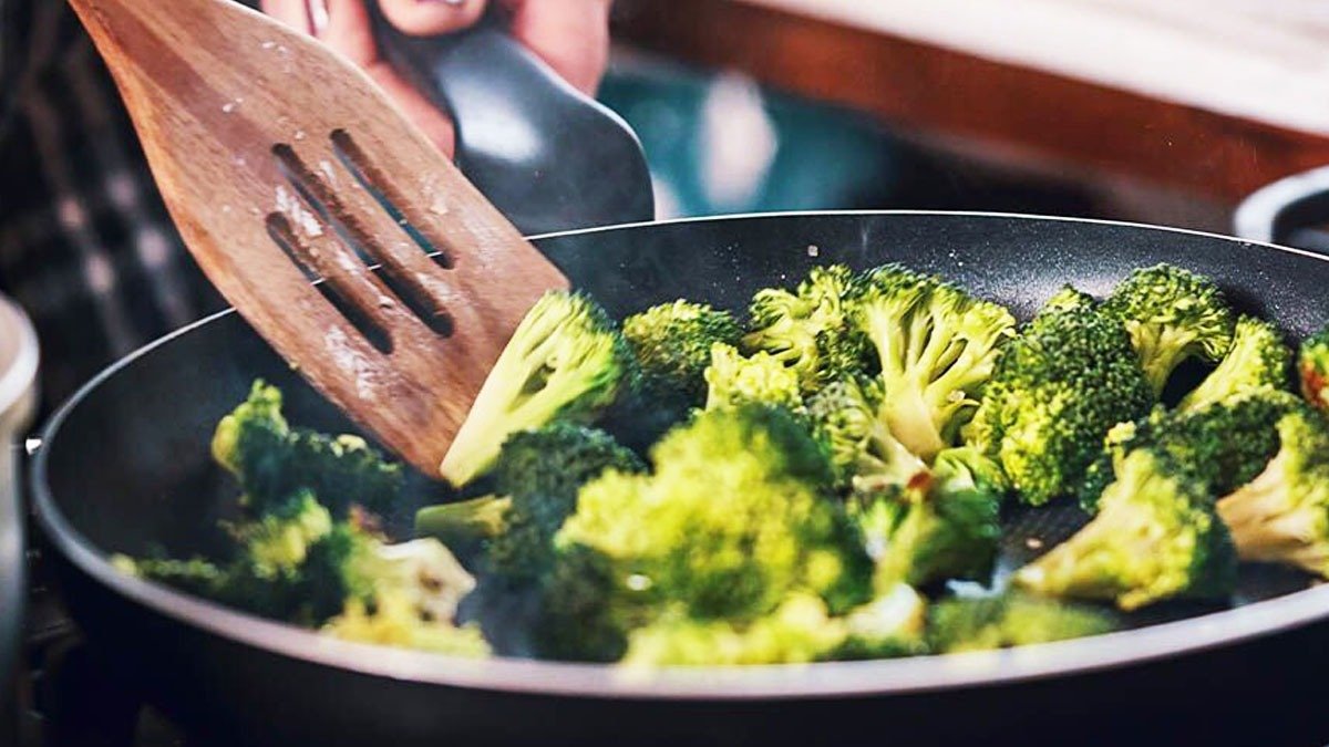 Stále blanšírujete brokolici v horké vodě? Odborník učí nový způsob přípravy, který je aromatičtější, sladší a zachová živiny 3 Stále blanšírujete brokolici v horké vodě? Odborník učí nový způsob přípravy, který je aromatičtější, sladší a zachová živiny