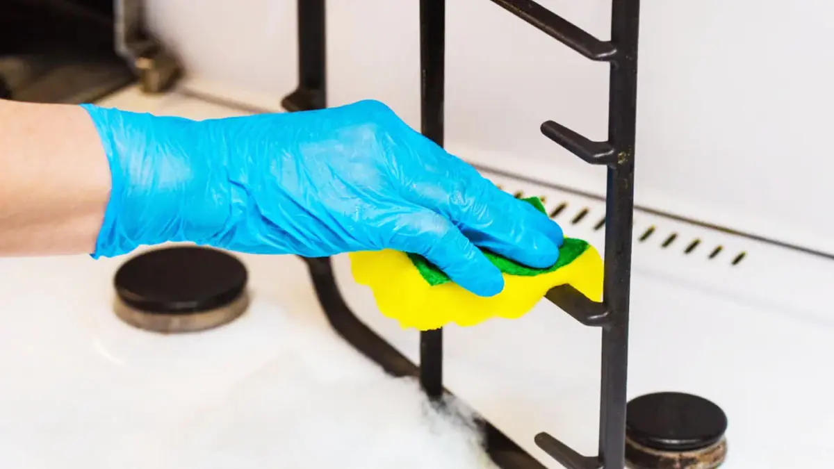 Nasypte 1 sklenici do vroucí vody a ponořte špinavý rošt sporáku