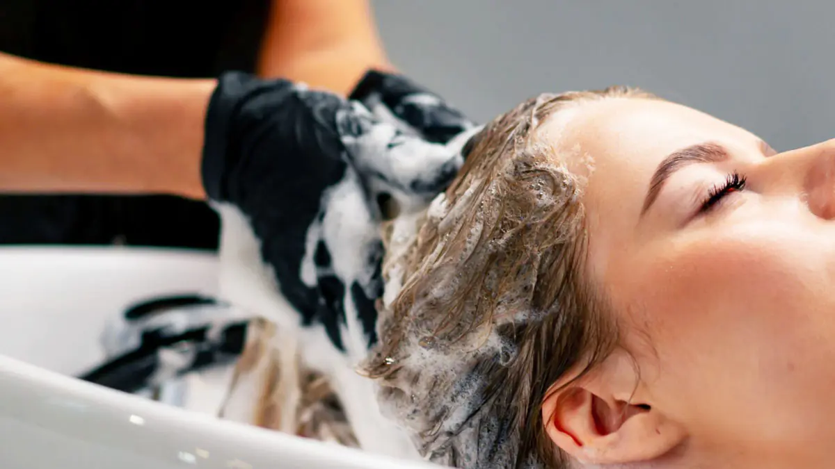 Nestačí čekat jen dva dny po barvení vlasů? Kadeřník prozrazuje klíč k uchování barvy – jeden krok před mytím může zdvojnásobit její výdrž