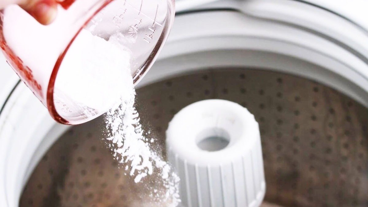 Nikdy nepoužívejte jedlou sodu na čištění pračky: dvě levné věci vyplaví celý kotel černé vody