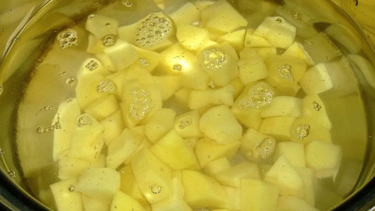 Už nevařím brambory ve vodě. Nahradil jsem ji aromatickým vývarem