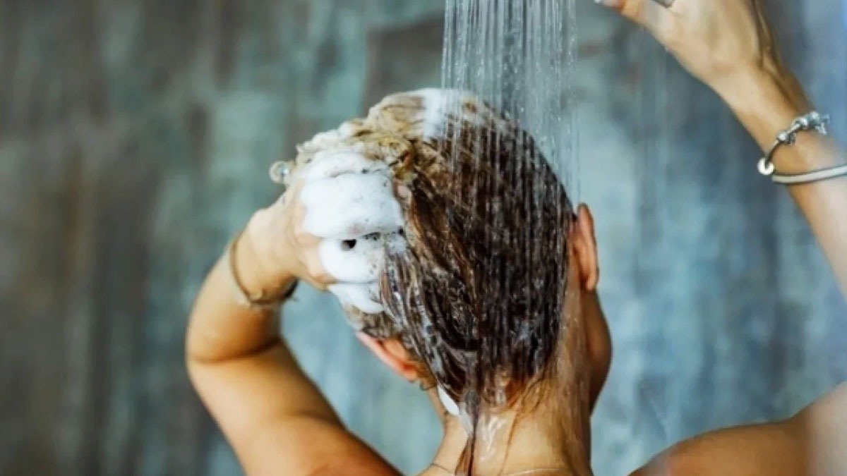 Zplihlé vlasy zmizí jako mávnutím kouzelného proutku přidejte toto do šamponu a podívejte se do zrcadla