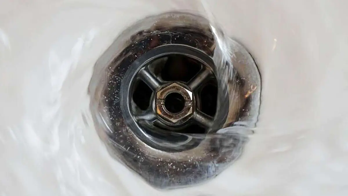 Jak správně zacházet s odtokovou zátkou ve vaně — nechat ji otevřenou, nebo zavřenou