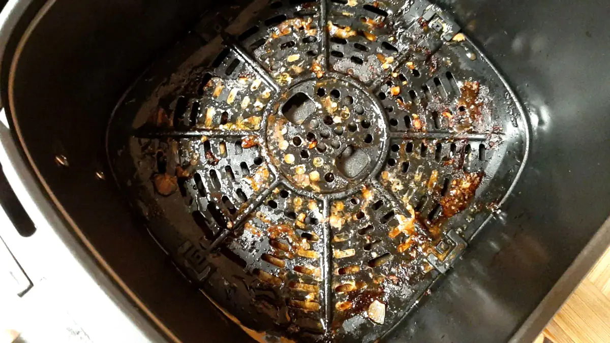 Vyčistil jsem horkovzdušnou fritézu dvěma tekutými spreji na nádobí – vítěz je jasný