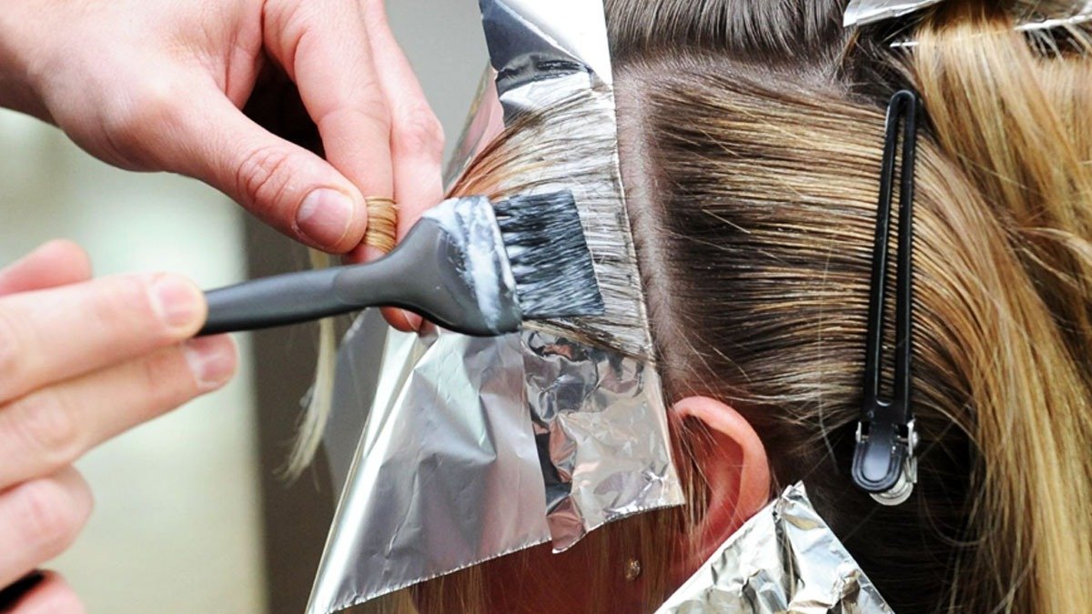 Pokud si barvíte vlasy každé tři týdny, udělejte toto, aby barva vydržela jako první den